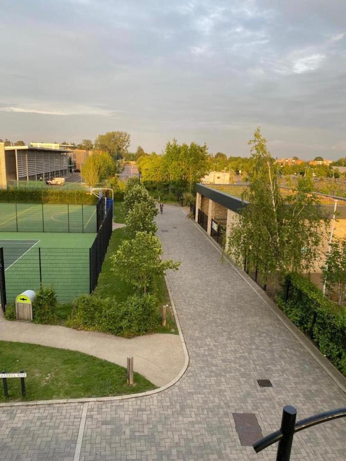 Contemporary Trumpington Apartment With Self Check-In ,Free On-Site Parking, Terrace, Super Fast Wifi & 5 Mins Drive To Papworth & Addenbrookes Hospitals كامبريدج المظهر الخارجي الصورة