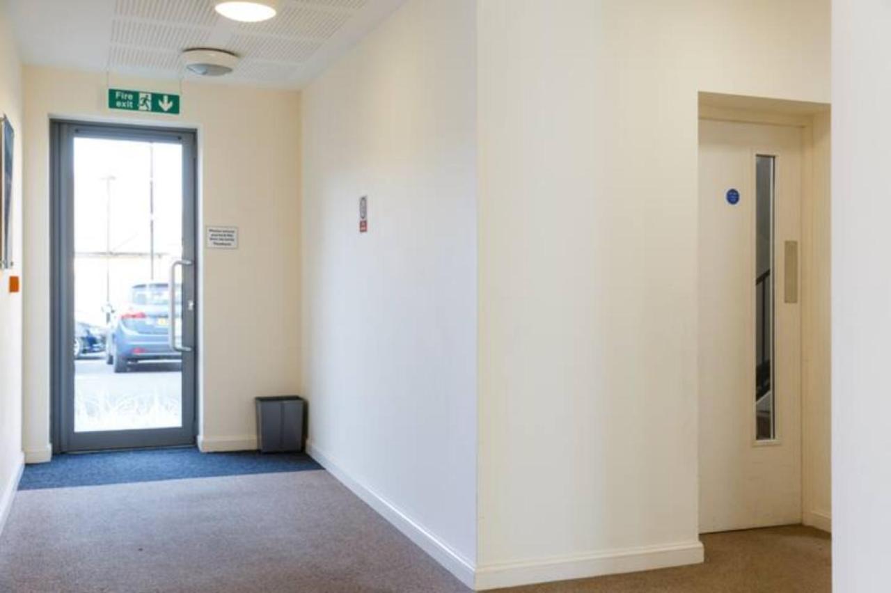 Contemporary Trumpington Apartment With Self Check-In ,Free On-Site Parking, Terrace, Super Fast Wifi & 5 Mins Drive To Papworth & Addenbrookes Hospitals كامبريدج المظهر الخارجي الصورة