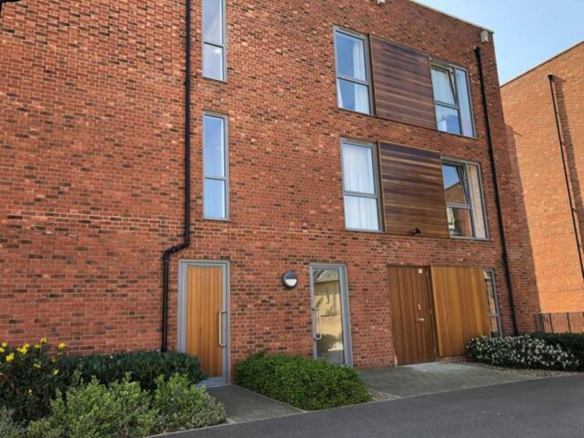 Contemporary Trumpington Apartment With Self Check-In ,Free On-Site Parking, Terrace, Super Fast Wifi & 5 Mins Drive To Papworth & Addenbrookes Hospitals كامبريدج المظهر الخارجي الصورة