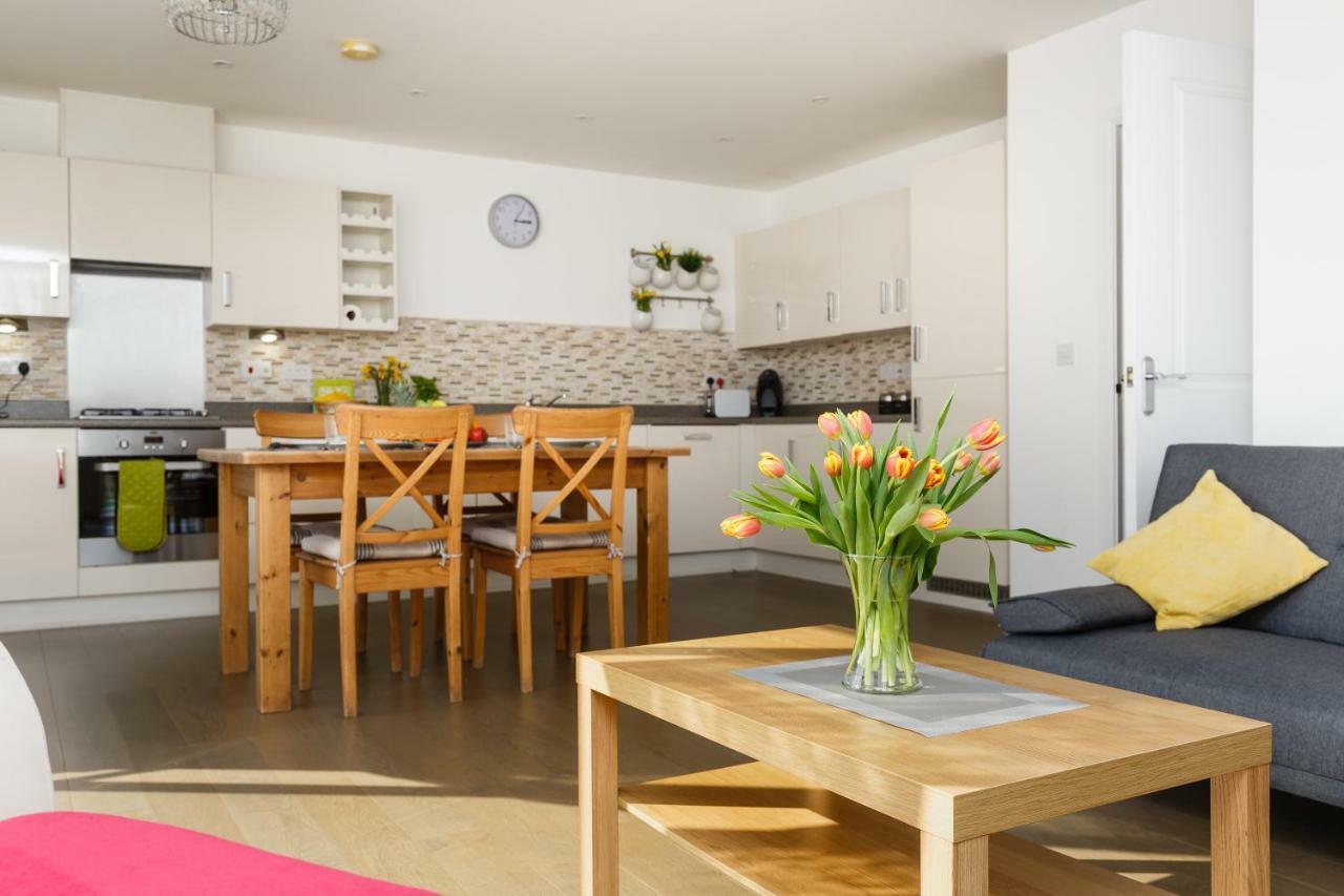 Contemporary Trumpington Apartment With Self Check-In ,Free On-Site Parking, Terrace, Super Fast Wifi & 5 Mins Drive To Papworth & Addenbrookes Hospitals كامبريدج المظهر الخارجي الصورة
